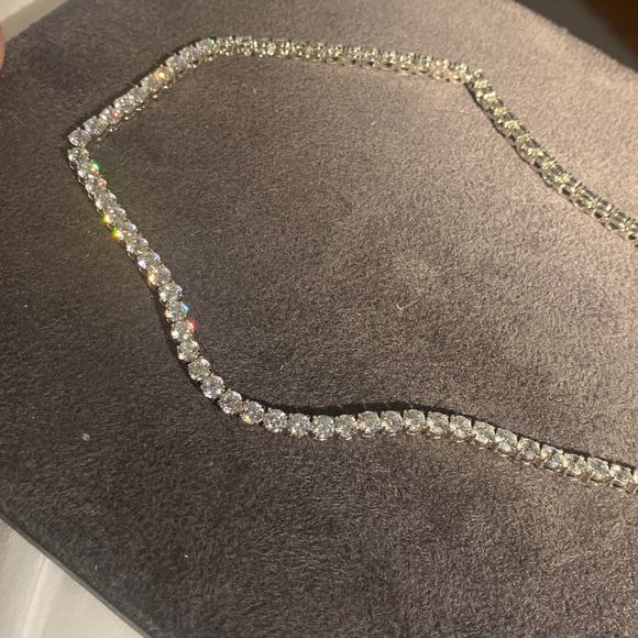 Absolutely stunning tennis necklace, extremely high quality sparkly stones.Must!